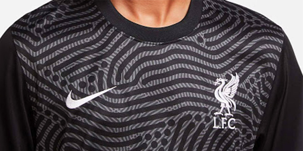 Grafis 'Labirin' Unik di Jersey Kiper Liverpool